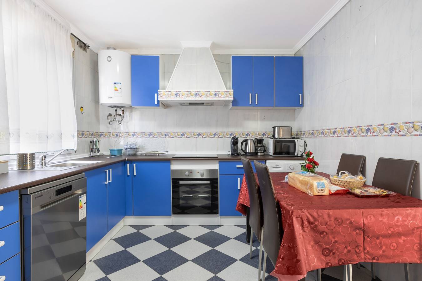 Apartamento entero, Apartamento 'La Rosa De Oro' con terraza privada, Wi-Fi y aire acondicionado in Jerez de la Frontera, Costa de la Luz