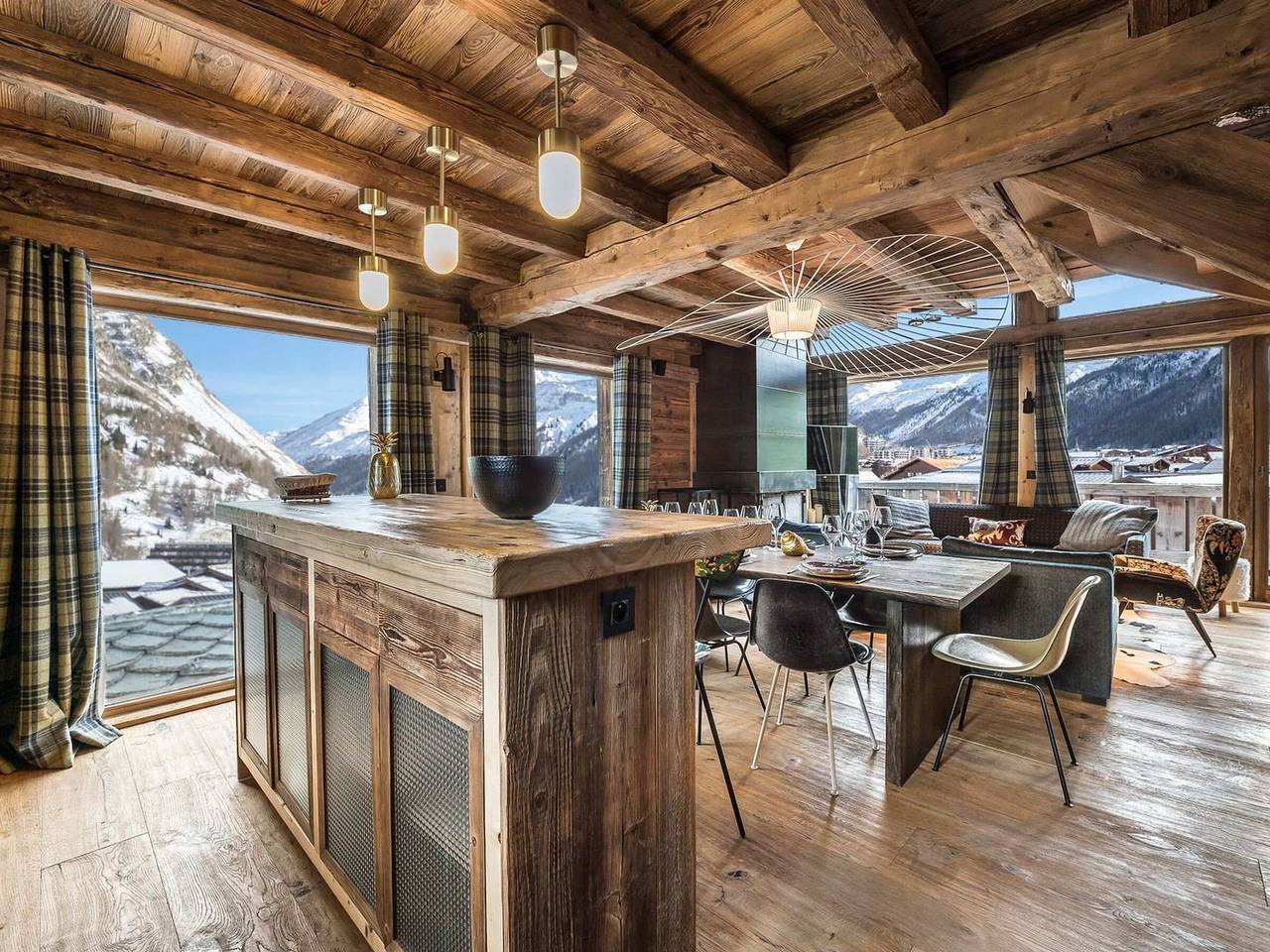 Luxurious Chalet with Panoramic Views, Jacuzzi, Hammam, Near Slopes, Sleeps 10 in Val-d'Isère, Massif de la Vanoise