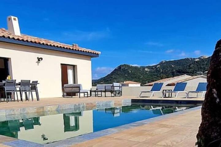 Villa pour 7 personnes, avec piscine et jardin à Figari