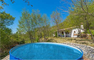 Ferienhaus für 3 Personen, mit Pool und Garten sowie Terrasse in Zentralistrien