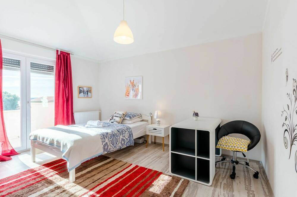 Atemberaubendes alleinstehendes Ferienhaus mit privatem Pool,  W-Lan, Klimaanlage, Tv und Terrasse in Kastel Sucurac, Kaštela