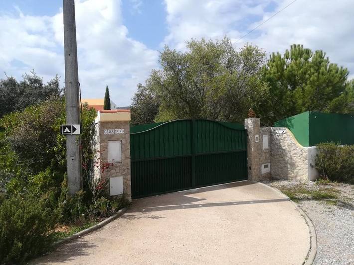 Maison de campagne pour 4 personnes, avec jardin ainsi que vue et piscine, animaux acceptés dans Salir - 2