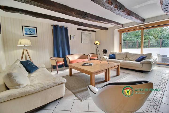 Gîte pour 10 personnes, avec jacuzzi et jardin ainsi que piscine et terrasse