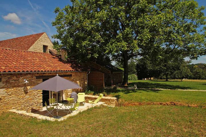 Gîte pour 3 personnes, avec terrasse ainsi que piscine et jardin, animaux acceptés