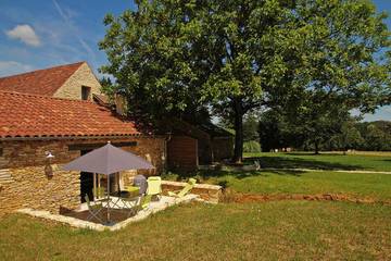 Gîte pour 3 personnes, avec piscine ainsi que terrasse et jardin, animaux acceptés en Dordogne