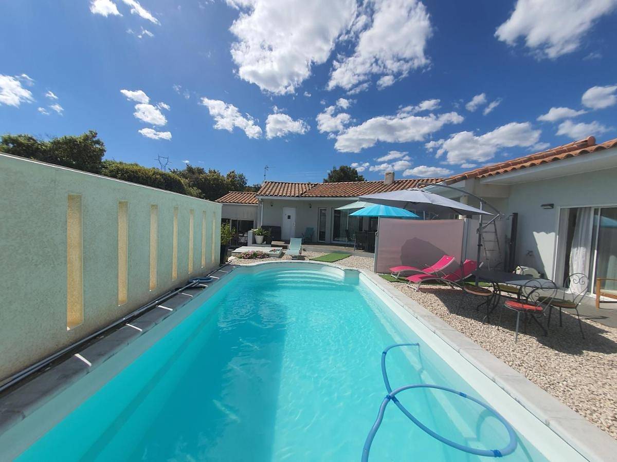 Appartement entier, Apartment with Pool View in Saint-Gély-du-Fesc, Côte méditerranéenne (France)