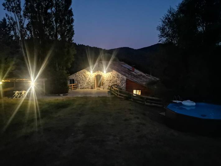 Location de vacances pour 8 personnes, avec piscine et jardin, adapté aux familles à La Penne