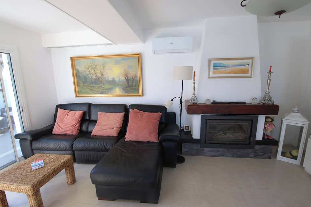 Villa in 1st line of sea: private swimming pool and garden of 500 m². in Alcanar, Costa Dorada