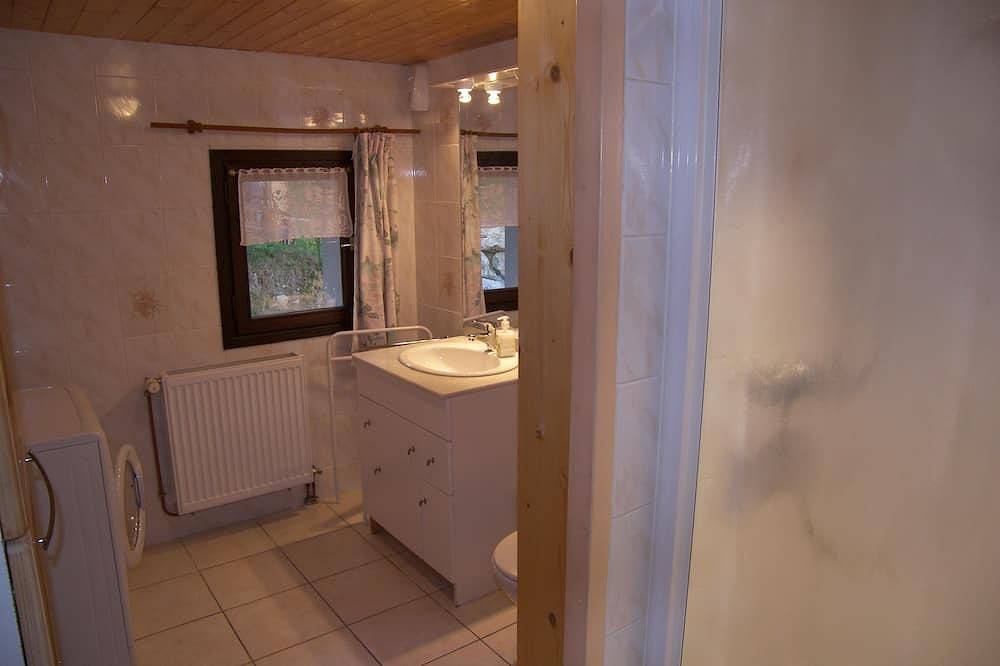 Entire apartment, Mountain apartment with superb view of the Lachat mountain in Les Villards-sur-Thônes, Annecy region