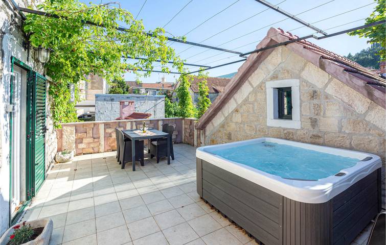 Charmante 2-Zimmer-Wohnung mit Pool und Terrasse im Stadtzentrum von Sinj in Sinj, Dalmatinisches Zagora