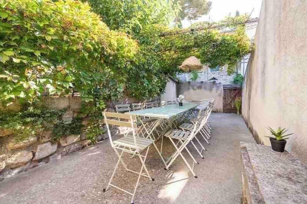 Maison Cosy Lodge, 15 p, clim, wifi, cour, garage in Montfrin, Region de Nimes