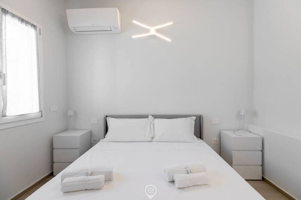 Apartamento entero, White Magnolia Apartment in Oristán, Campidano