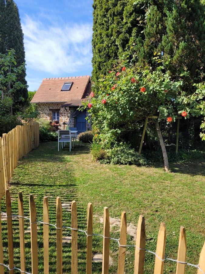 Location de vacances pour 3 personnes, avec piscine ainsi que vue et jardin à Saint-Denis-de-Villenette - 3