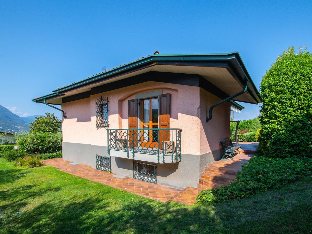 Villa "Portese" with a Rustic Touch and Near Lake Garda in San Felice del Benaco, Garda Mountains