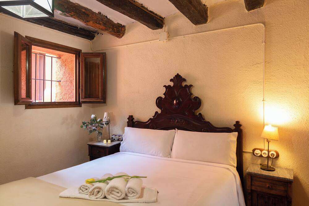 Villa sourrendeb von Weinbergen der Nähe von Sitges und Barcelona in Alt Penedès, Penedes DO