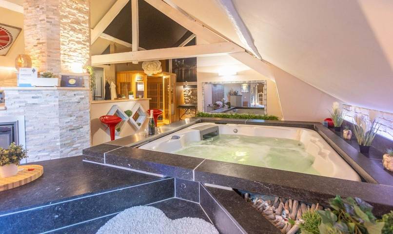 Gîte pour 4 personnes, avec balcon et sauna ainsi que piscine et jacuzzi dans Polleur
