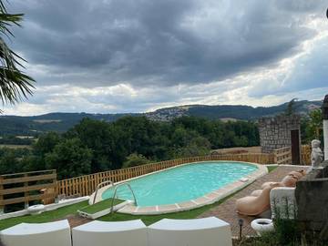 Gîte pour 3 personnes, avec sauna et jacuzzi ainsi que jardin et piscine à Firminy