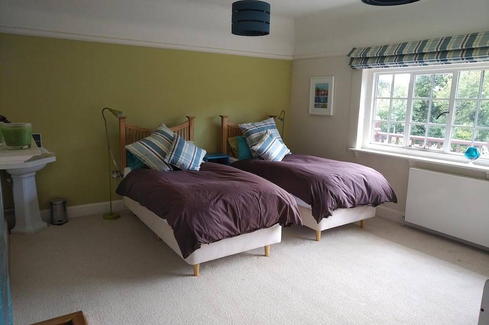 5-bed house: pool, tennis court, walk to beach, 10 acres in Shalfleet, Isla de Wight
