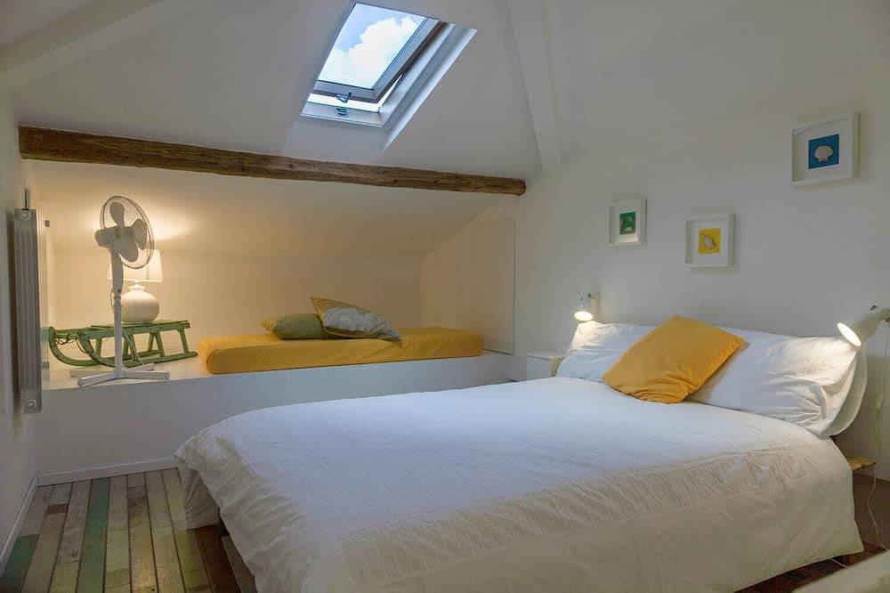 Villetta in stile moderno, con ampio giardino recintato. in Marina di Carrara, Carrara