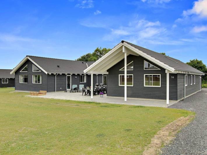 Ferieudlejning for 22 personer, med pool og have, husdyr tilladt i Bogense