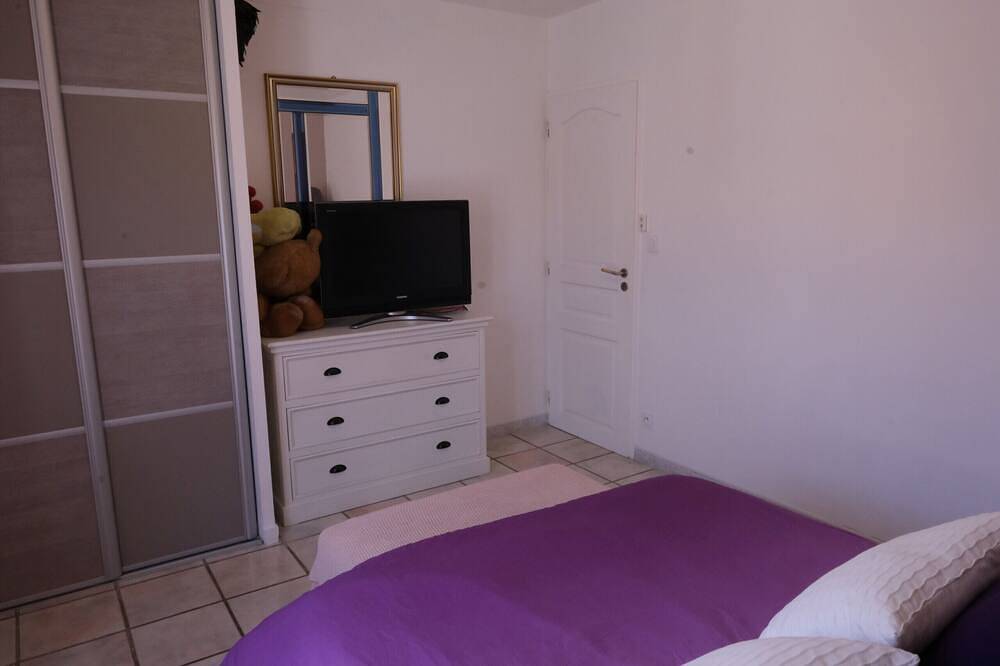 Magnífica villa de alquiler de planta baja, situada Autor, 500 del centro del pueblo in Le Thor, Vaucluse