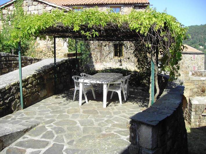 Location de vacances pour 6 personnes, avec piscine ainsi que vue et jardin à Payzac (Ardèche) - 2