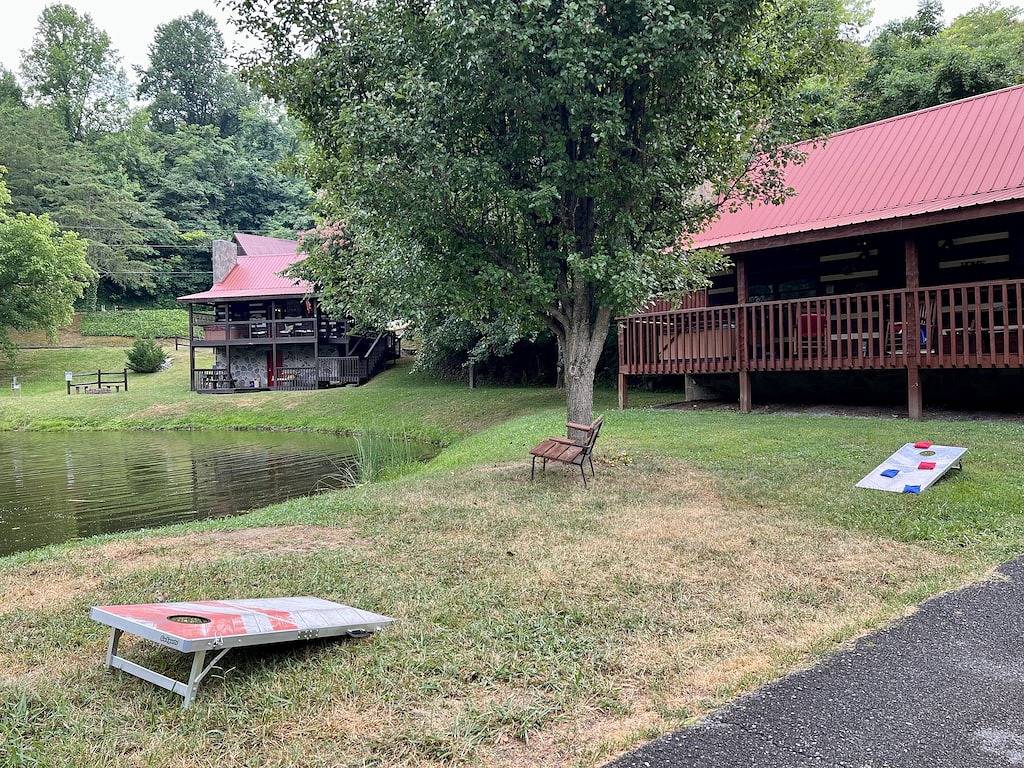 Echte Blockhaus auf einem Fischteich-Free Wifi-Keine steilen Straßen-1. 5 Mi bis Pkwy-Haustiere Ok in Sevierville, Sevier County