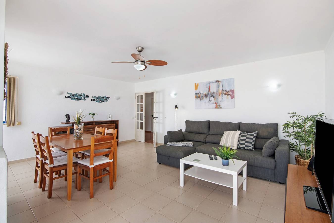 Entire apartment, Apartment 'T2 2 Linha Praia Vista Mar' with Sea View, Balcony and Wi-Fi in Cavacos, Quarteira