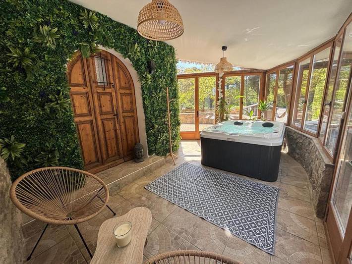 Casa de vacaciones para 6 personas, con jardín además de piscina y jacuzzi - 1