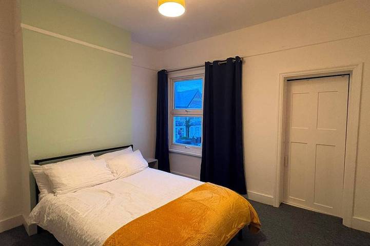 Convenient 3-Bed Home near M4, Reading University, Shops and Takeaways in Reading, Berkshire
