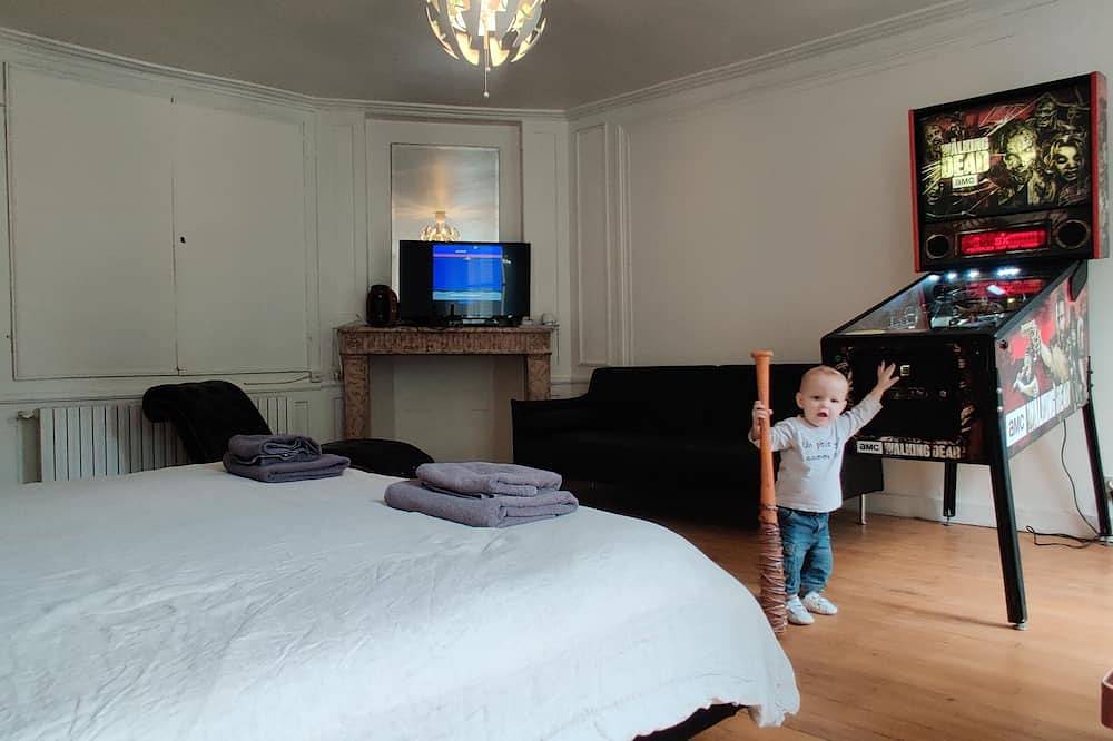 Geek Castle : un château full de flippers / arcades et un grand jacuzzi chaud in Seurre, Région de Beaune