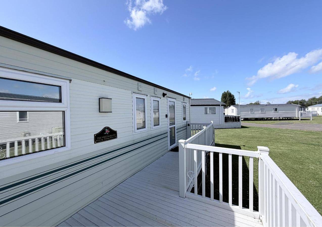 Lovely Caravan For Hire With Large Decking Area In Hunstanton Ref 23218K in Hunstanton, Norfolk Coast