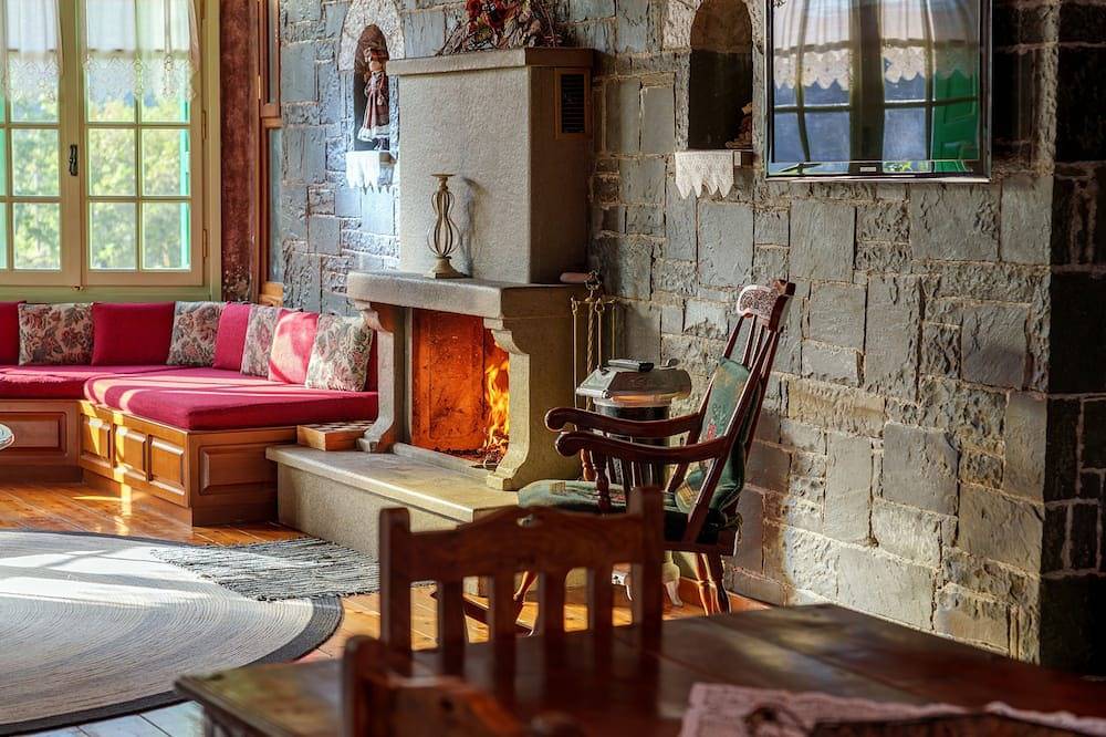 Rustic Elegance With Stunning Views in the Heart of Zagori in Tsepelovo, Région d'Ioannina