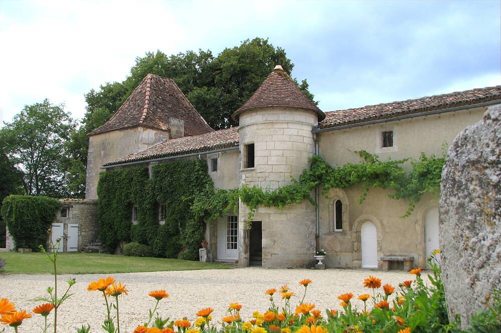 Pavillon de charme dans château de famille - 15Km d'Angoulême- 8 personnes in Dignac, Charente