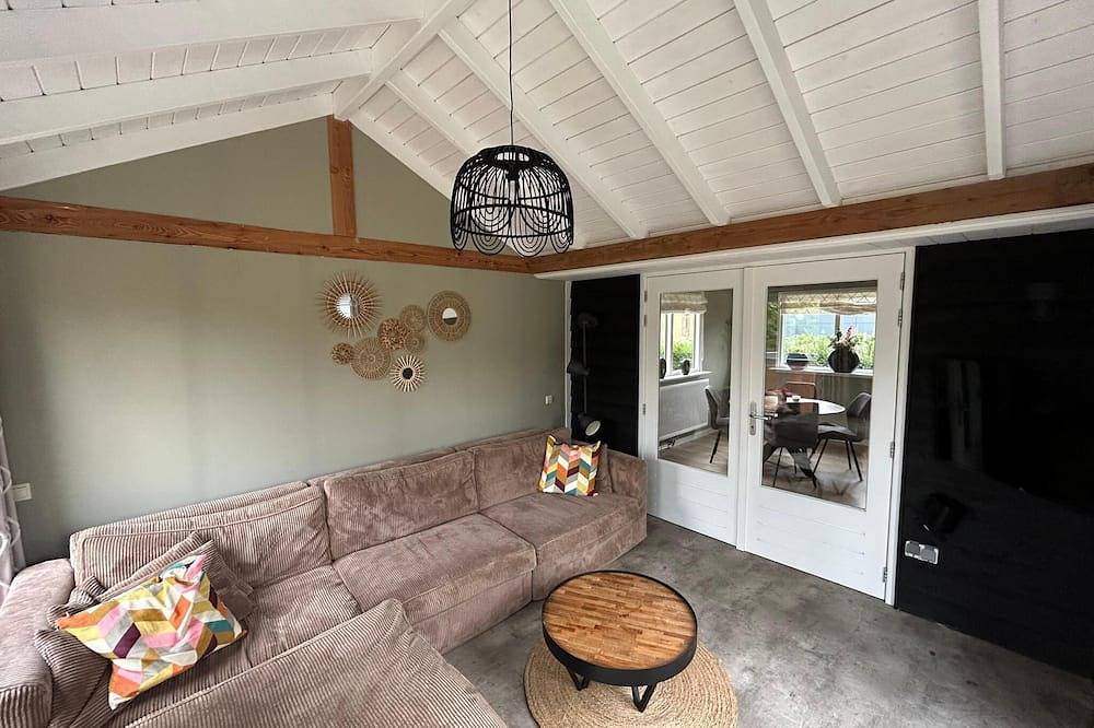 Escape together in the Achterhoek: a 2-person lodge with private sauna, hot tub and cosy living area with open kitchen. Perfect for peace and nature. in Achterhoek