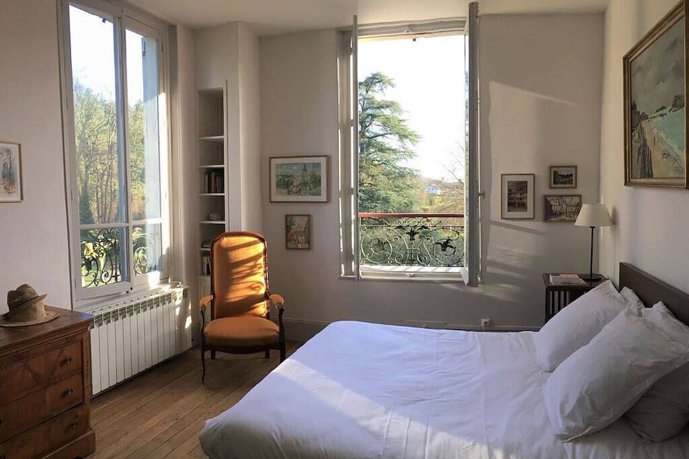 Manoir et parc de 3ha traversé par une rivière in Cuise-la-Motte, Oise