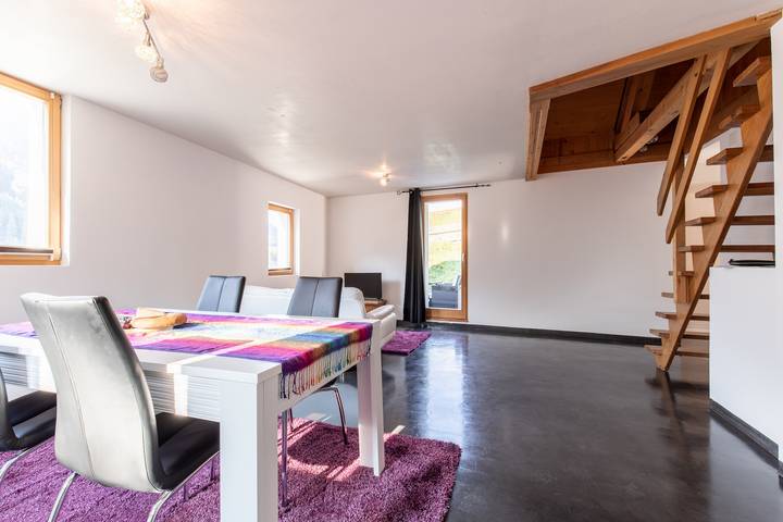 Ganze Wohnung, Chasa Sampuoir: Hüttenfeeling und modern in der 4.5-Zimmer-Maisonette-Wohnung in Ardez, Unterengadin
