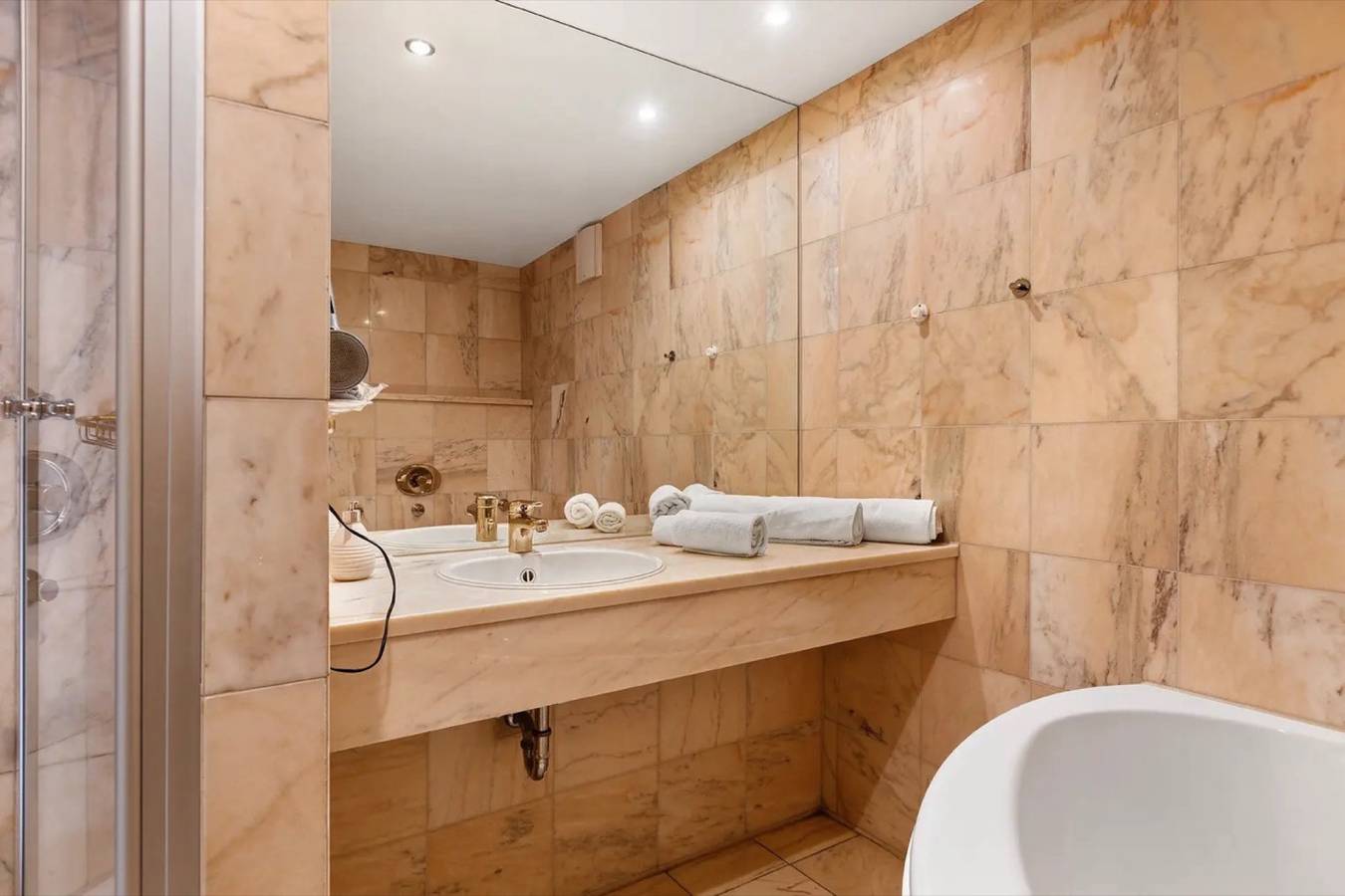 2-Bett Zimmer mit herrlichem Inselblick, Balkon und Jacuzzi in Reichenau, Untersee
