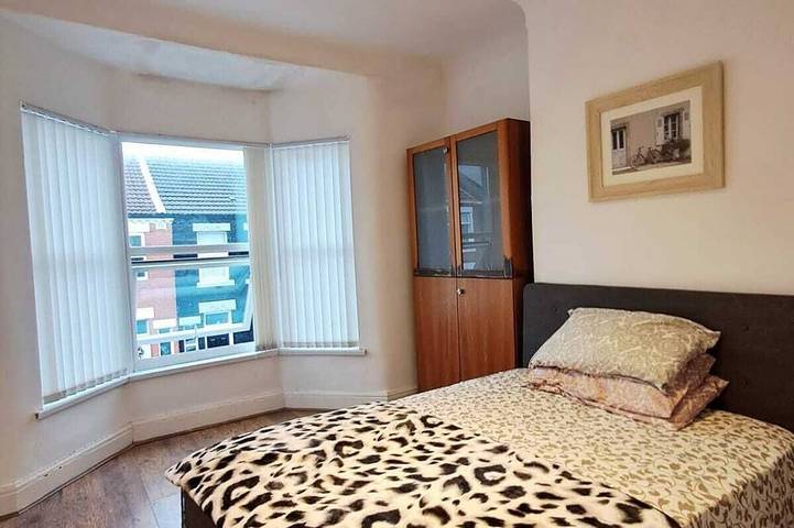 Vacation rental for 6 people, with Hot tub and Yard in Liverpool