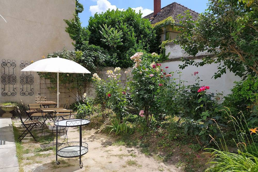 Entire apartment, Cozy 1-bedroom studio in Keszthely centre with Wifi, streaming w/o kitchen in Keszthely, Keszthely region