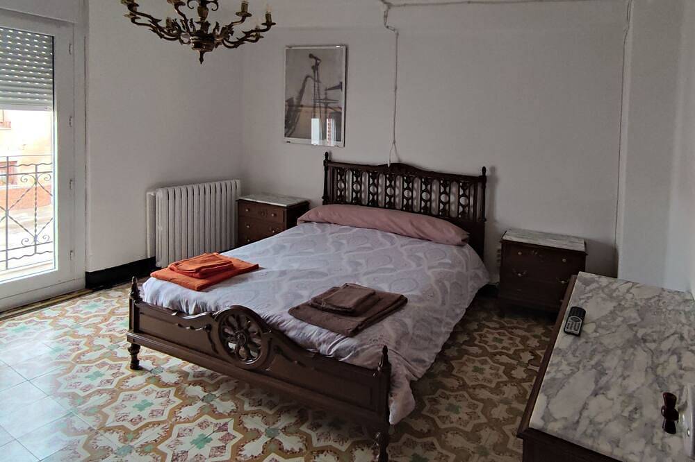 Casa rural L´Amparo -3 espigas- Categoría superior-15 personas in Calamocha, Provincia de Teruel