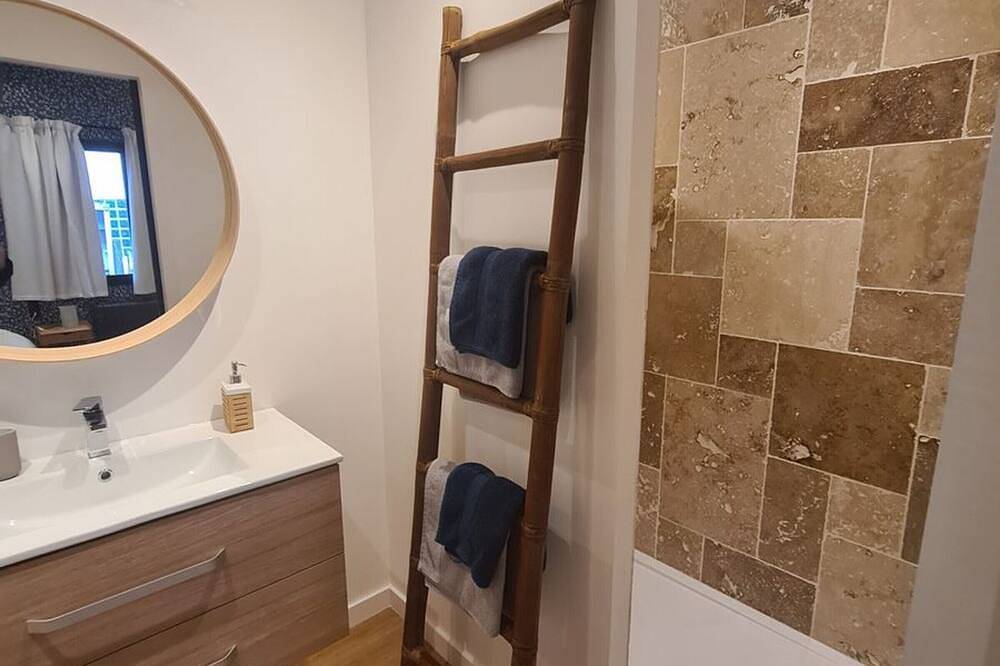 Zimmer \"Madeleine\" mit 2 Einzelbetten und Gästetisch in La Ferté-Saint-Aubin, Sologne