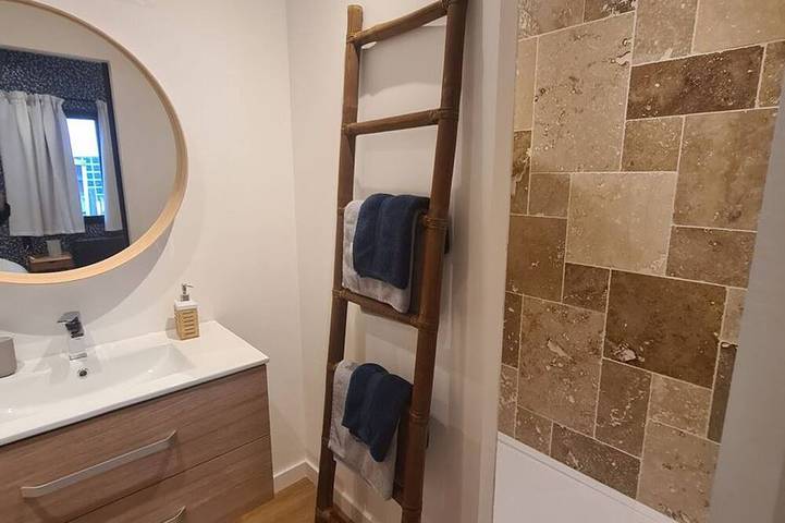 Habitación "Madeleine" con 2 camas individuales y mesa de invitados in La Ferté-Saint-Aubin, Sologne