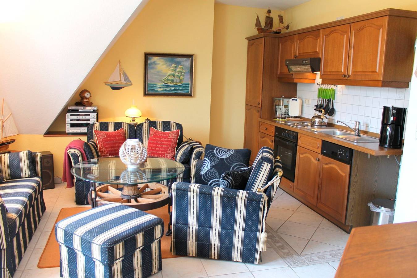 Apartamento vacacional entero, Friesenhaus Grömitz - mit schönem Balkon, kostenlosem Wlan und Saisonstrandkorb in Grömitz, Distrito de Holstein Oriental