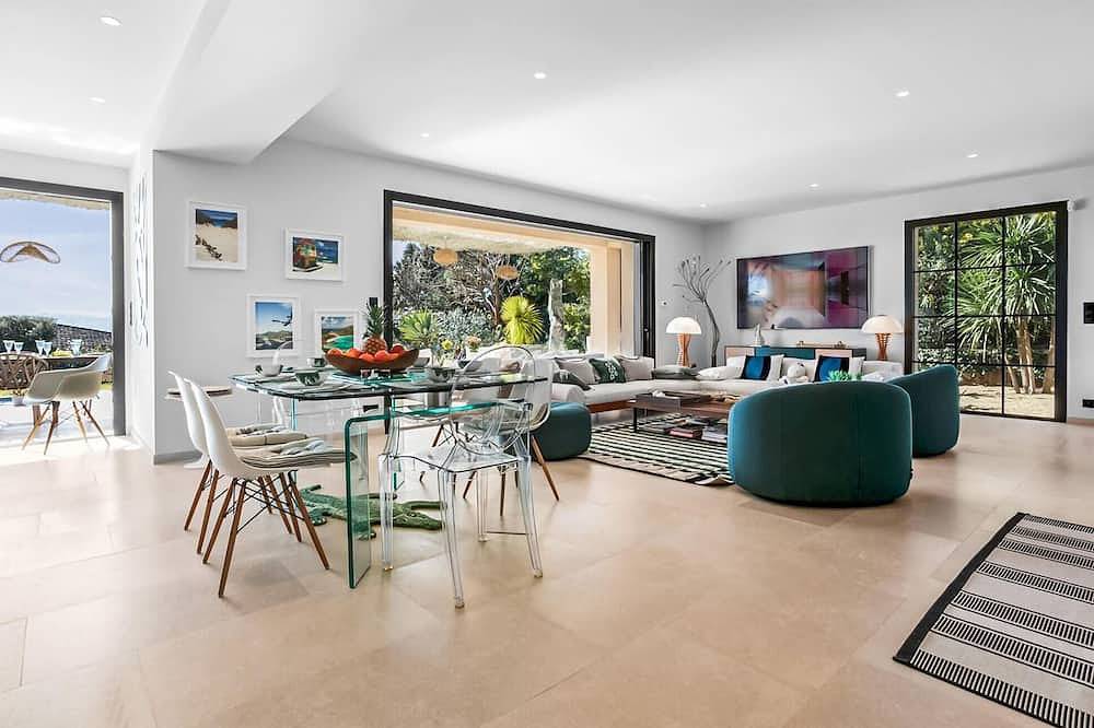 Lovely home in Grimaud with private swimming pool, can be inside or outside in Grimaud, Côte méditerranéenne (France)