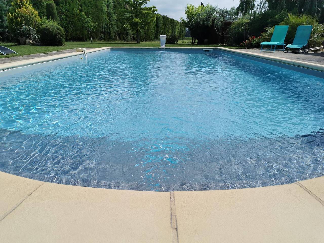 Holiday home in the countryside with swimming pool in Bédarrides, Vaucluse