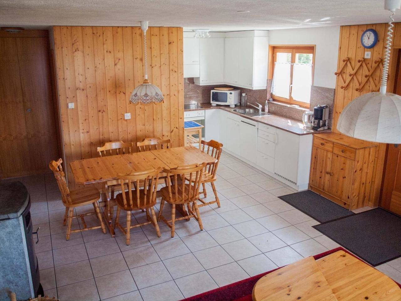 Ganze Wohnung, Apartment with Mountain View in Rosswald, Brig