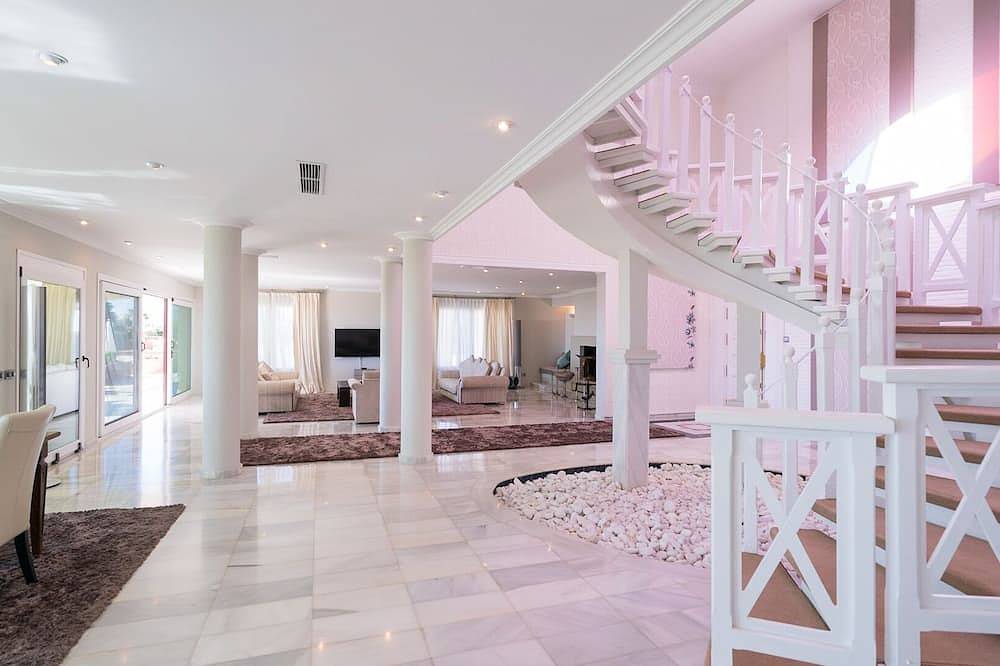 Villa de 7 dormitorios en primera línea de playa in Las Chapas, Marbella