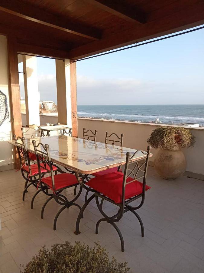 Appartamento intero, One-Bedroom Apartment in Ostia, Roma