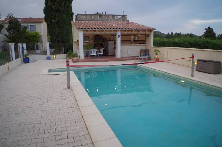 Location de vacances pour 11 personnes, avec Balcon et Terrasse ainsi que Jardin et Piscine